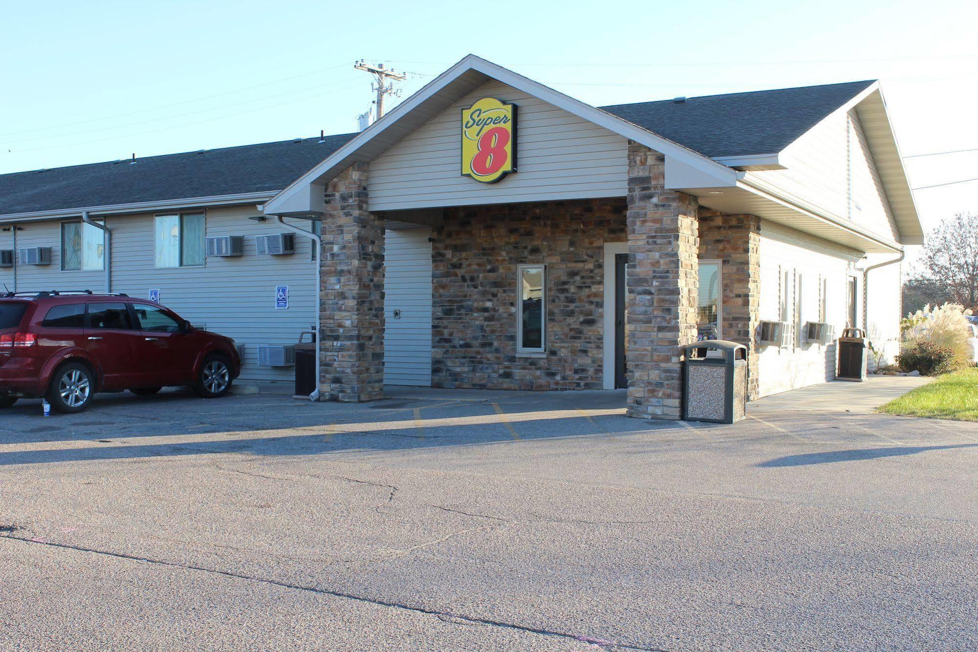 Super 8 By Wyndham Kearney Motel Exterior photo